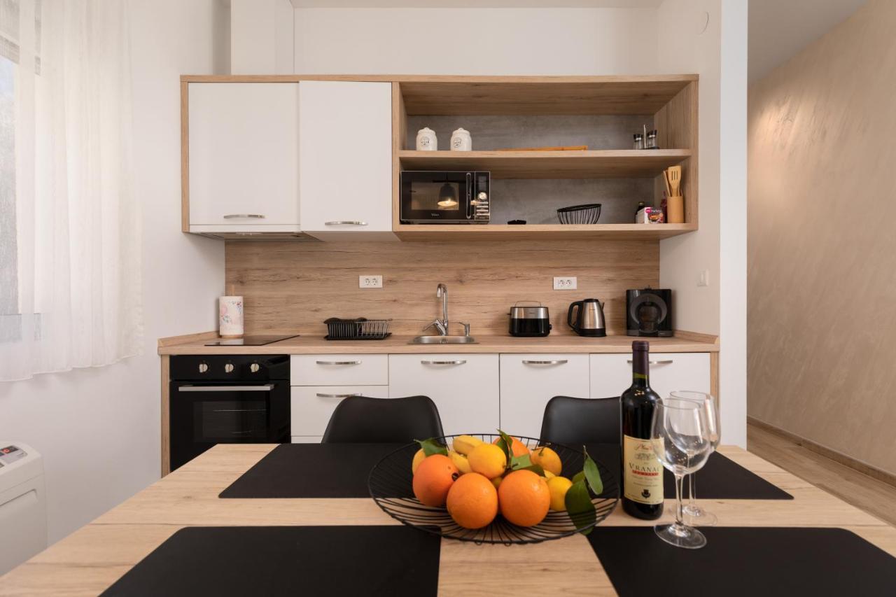 Bonintro Lux Apartment โกตอร์ ภายนอก รูปภาพ
